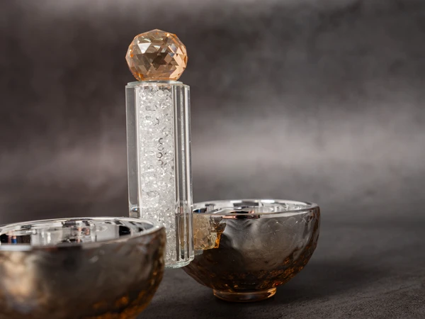 מלחית קריסטל עם אבנים לבנות